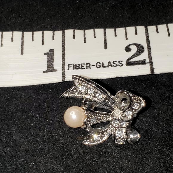 VNTG Lilylin Crystal & Faux Pearl Silvertone Heart & Bows Brooch and Earring set - Picture 13 of 13